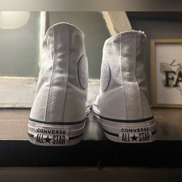 Converse Chuck Taylor All Star monochromatic white canvas high tops. 10 W 8  Men - Picture 5 of 10